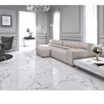salas con porcelanato balnco con betas negras